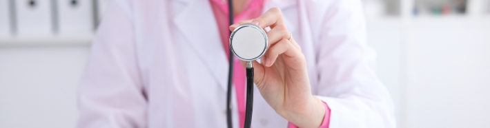 Profesional médica con estetoscopio
